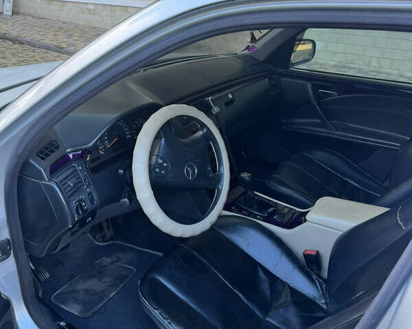 Серый Мерседес Е-Класс, объемом двигателя 2.6 л и пробегом 300 тыс. км за 2450 $, фото 11 на Automoto.ua