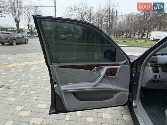 Сірий Мерседес Е-Клас, об'ємом двигуна 2.2 л та пробігом 340 тис. км за 3850 $, фото 29 на Automoto.ua