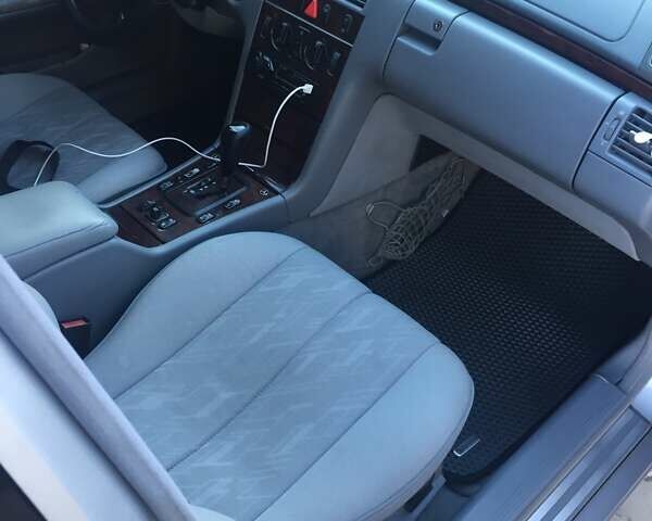 Серый Мерседес Е-Класс, объемом двигателя 2.2 л и пробегом 479 тыс. км за 4500 $, фото 6 на Automoto.ua