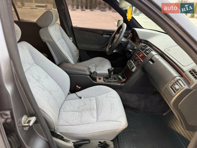 Серый Мерседес Е-Класс, объемом двигателя 2 л и пробегом 330 тыс. км за 2999 $, фото 15 на Automoto.ua