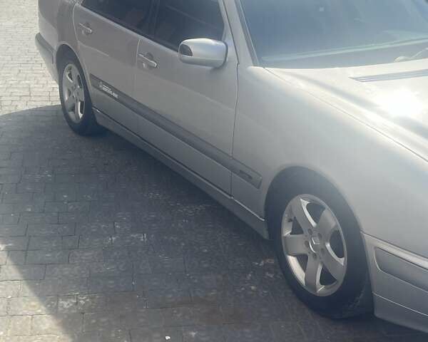 Серый Мерседес Е-Класс, объемом двигателя 2.2 л и пробегом 479 тыс. км за 4500 $, фото 2 на Automoto.ua