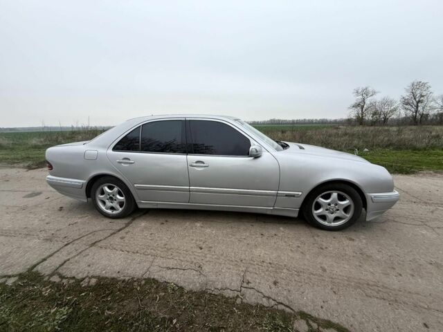 Серый Мерседес Е-Класс, объемом двигателя 2.2 л и пробегом 360 тыс. км за 3500 $, фото 3 на Automoto.ua