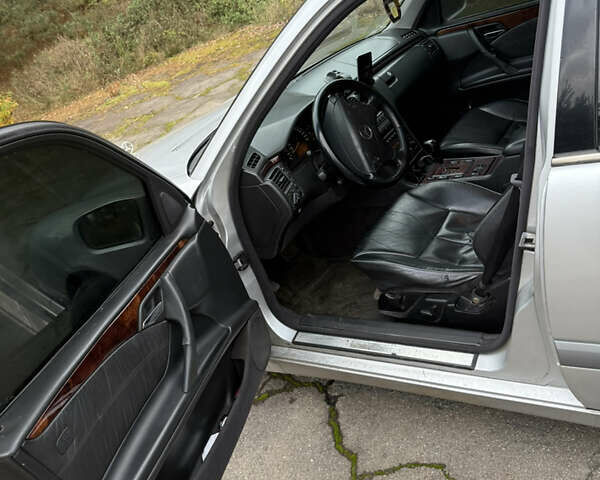 Мерседес Е-Класс 2001 в Владимирце на Automoto.ua Серый Мерседес Е-Класс, объемом двигателя 2.7 л и пробегом 352 тыс. км за 2800 $, фото 5 на Automoto.ua