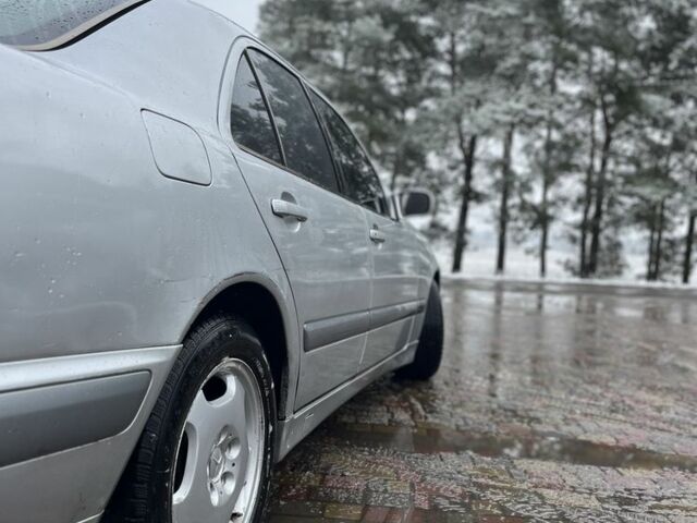 Серый Мерседес Е-Класс, объемом двигателя 2.7 л и пробегом 352 тыс. км за 3200 $, фото 2 на Automoto.ua