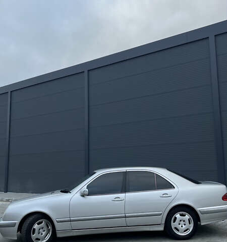 Серый Мерседес Е-Класс, объемом двигателя 3.2 л и пробегом 328 тыс. км за 6200 $, фото 2 на Automoto.ua