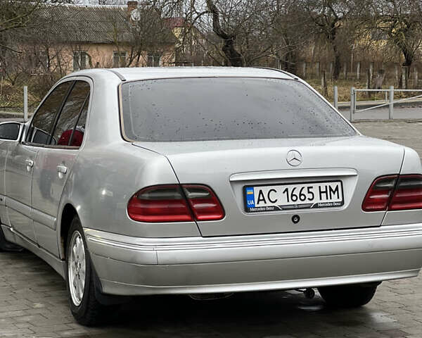 Серый Мерседес Е-Класс, объемом двигателя 2 л и пробегом 493 тыс. км за 3500 $, фото 2 на Automoto.ua