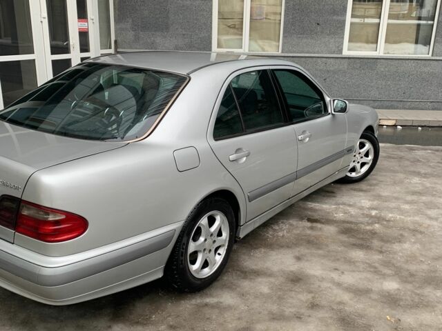 Сірий Мерседес Е-Клас, об'ємом двигуна 2 л та пробігом 27 тис. км за 4600 $, фото 2 на Automoto.ua