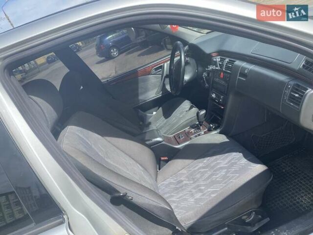 Серый Мерседес Е-Класс, объемом двигателя 2 л и пробегом 326 тыс. км за 3900 $, фото 4 на Automoto.ua