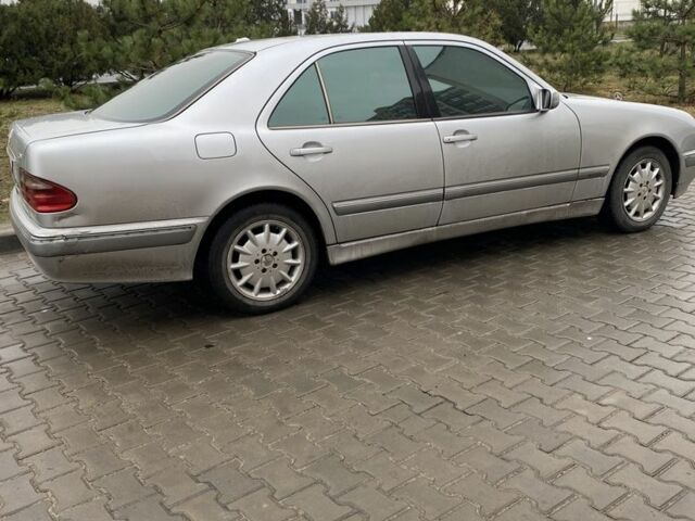 Серый Мерседес Е-Класс, объемом двигателя 2.7 л и пробегом 310 тыс. км за 4199 $, фото 1 на Automoto.ua