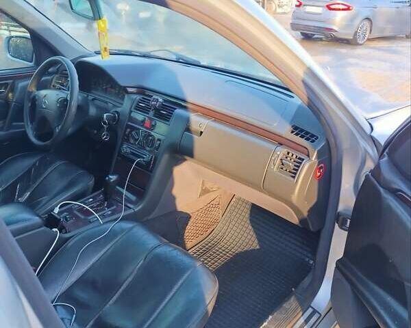 Серый Мерседес Е-Класс, объемом двигателя 2 л и пробегом 400 тыс. км за 3900 $, фото 3 на Automoto.ua