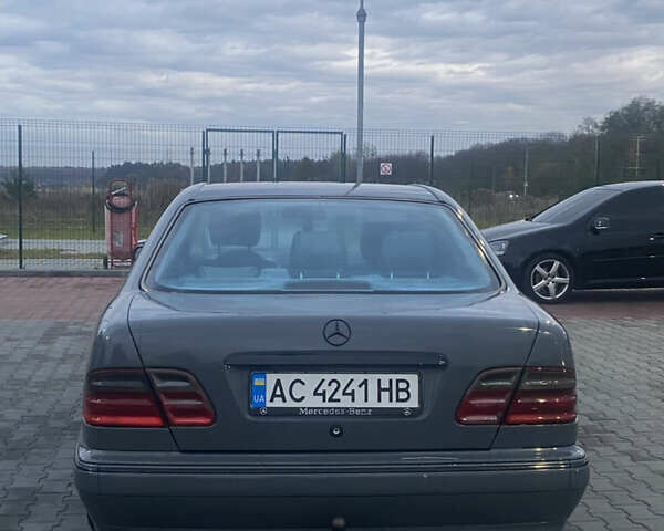 Сірий Мерседес Е-Клас, об'ємом двигуна 3.2 л та пробігом 380 тис. км за 4400 $, фото 7 на Automoto.ua