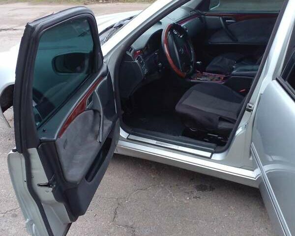 Серый Мерседес Е-Класс, объемом двигателя 2.7 л и пробегом 368 тыс. км за 3900 $, фото 7 на Automoto.ua