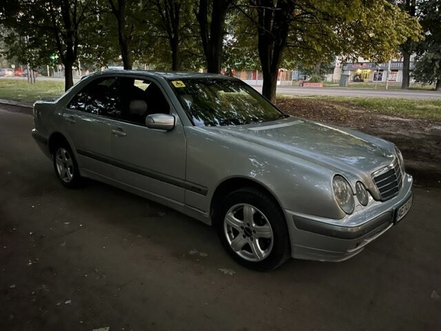 Серый Мерседес Е-Класс, объемом двигателя 3.2 л и пробегом 300 тыс. км за 4500 $, фото 1 на Automoto.ua