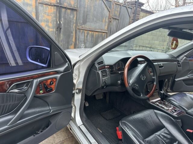 Серый Мерседес Е-Класс, объемом двигателя 2.8 л и пробегом 450 тыс. км за 3600 $, фото 5 на Automoto.ua