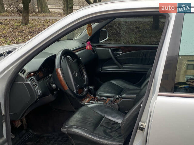 Серый Мерседес Е-Класс, объемом двигателя 3.2 л и пробегом 400 тыс. км за 2500 $, фото 9 на Automoto.ua