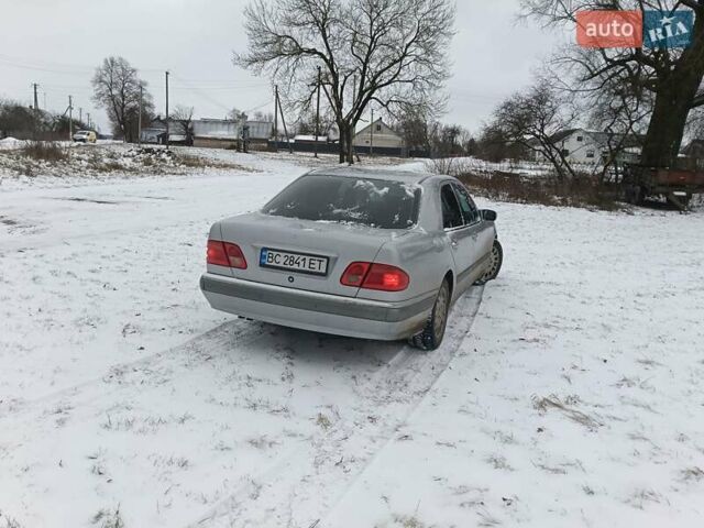 Сірий Мерседес Е-Клас, об'ємом двигуна 2 л та пробігом 300 тис. км за 2999 $, фото 2 на Automoto.ua