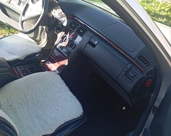 Серый Мерседес Е-Класс, объемом двигателя 2.6 л и пробегом 200 тыс. км за 1800 $, фото 5 на Automoto.ua