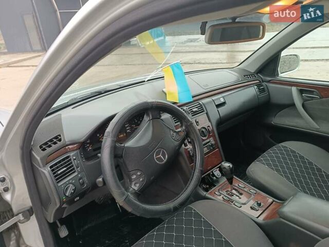 Сірий Мерседес Е-Клас, об'ємом двигуна 2.2 л та пробігом 300 тис. км за 4700 $, фото 10 на Automoto.ua