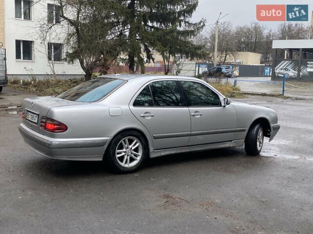 Серый Мерседес Е-Класс, объемом двигателя 3.2 л и пробегом 400 тыс. км за 2500 $, фото 2 на Automoto.ua