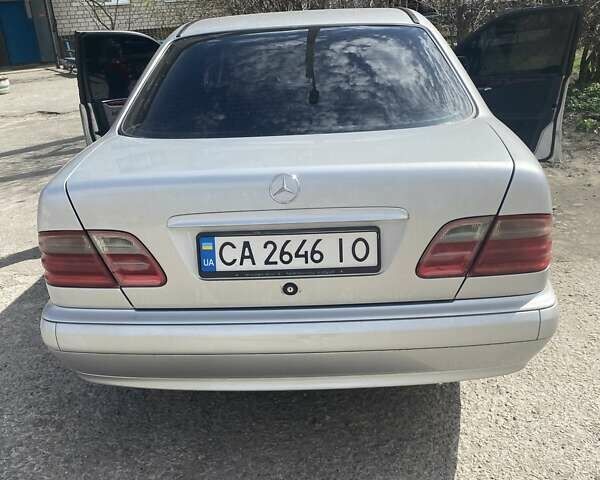 Серый Мерседес Е-Класс, объемом двигателя 2 л и пробегом 326 тыс. км за 3900 $, фото 10 на Automoto.ua