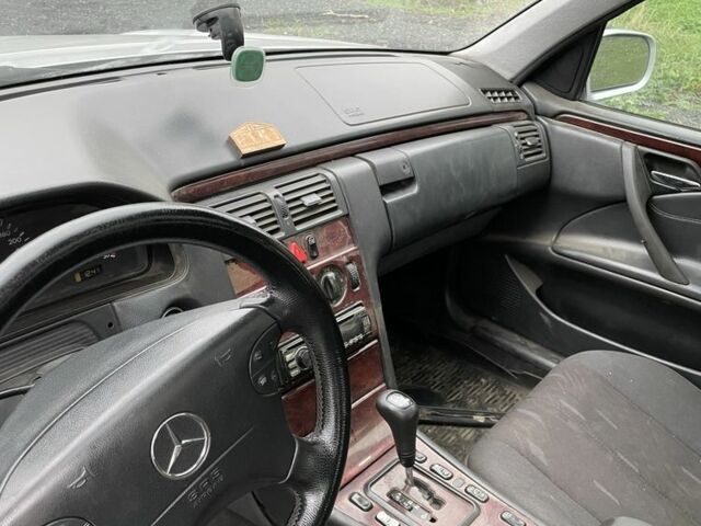 Сірий Мерседес Е-Клас, об'ємом двигуна 2.1 л та пробігом 480 тис. км за 2900 $, фото 4 на Automoto.ua