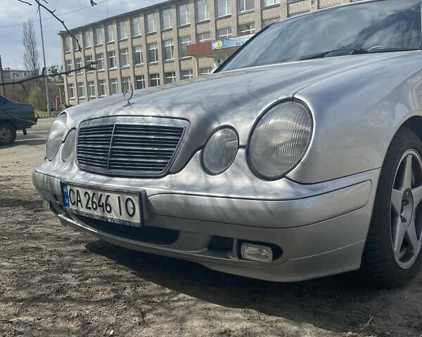 Серый Мерседес Е-Класс, объемом двигателя 2 л и пробегом 326 тыс. км за 3900 $, фото 1 на Automoto.ua