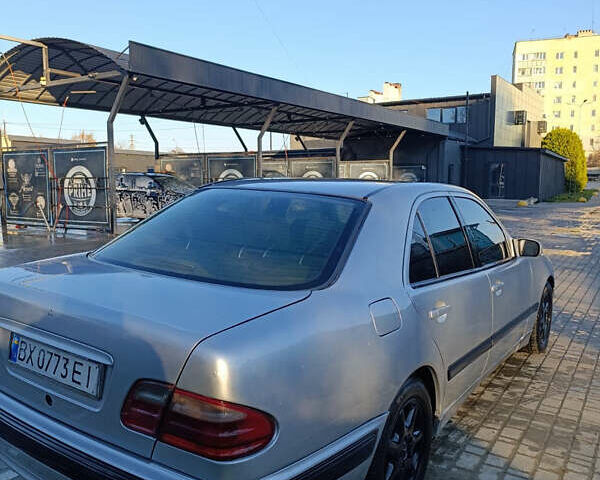 Сірий Мерседес Е-Клас, об'ємом двигуна 2 л та пробігом 444 тис. км за 2999 $, фото 6 на Automoto.ua