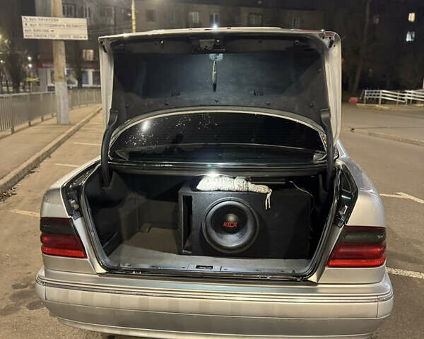 Серый Мерседес Е-Класс, объемом двигателя 3.2 л и пробегом 361 тыс. км за 5000 $, фото 9 на Automoto.ua