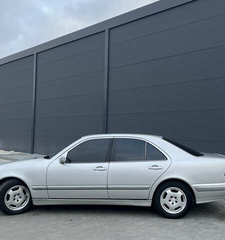 Серый Мерседес Е-Класс, объемом двигателя 3.2 л и пробегом 328 тыс. км за 6200 $, фото 3 на Automoto.ua