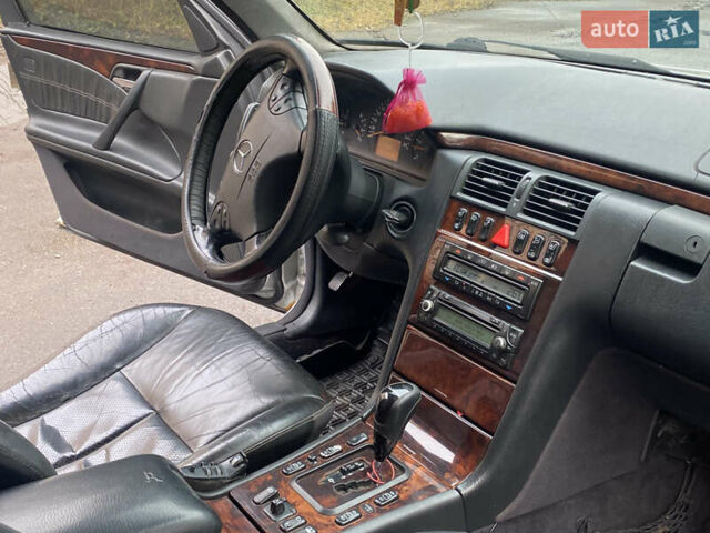 Серый Мерседес Е-Класс, объемом двигателя 3.2 л и пробегом 400 тыс. км за 2500 $, фото 16 на Automoto.ua