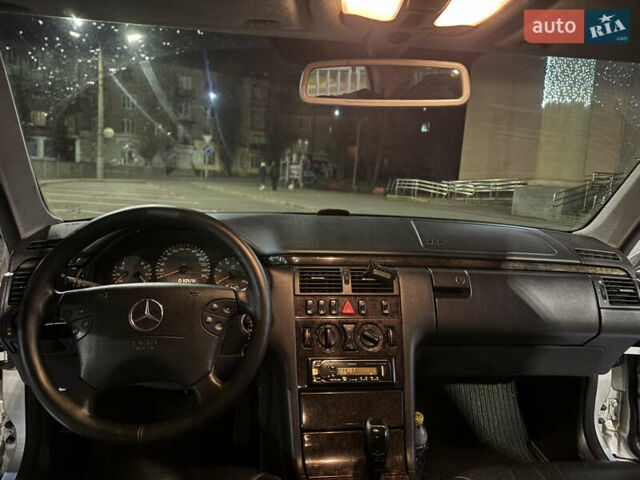 Серый Мерседес Е-Класс, объемом двигателя 3.2 л и пробегом 361 тыс. км за 5000 $, фото 27 на Automoto.ua