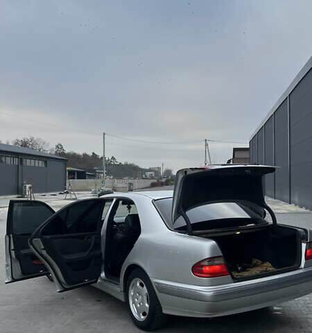 Серый Мерседес Е-Класс, объемом двигателя 3.2 л и пробегом 328 тыс. км за 6200 $, фото 41 на Automoto.ua