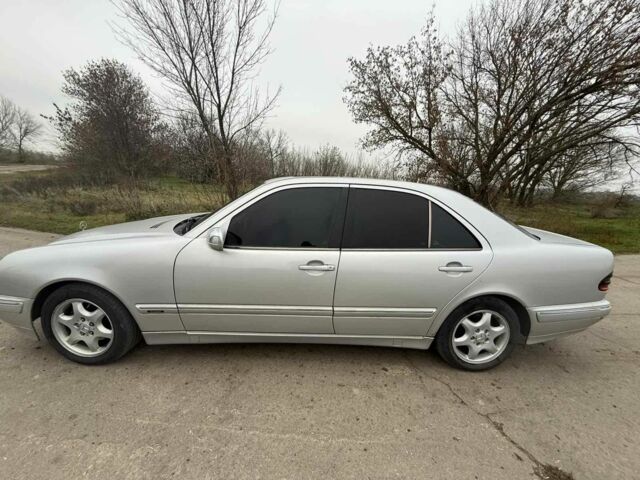 Серый Мерседес Е-Класс, объемом двигателя 2.2 л и пробегом 360 тыс. км за 3500 $, фото 2 на Automoto.ua