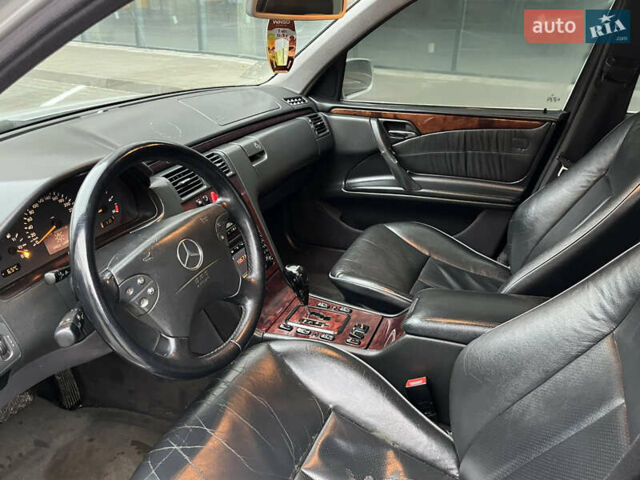 Серый Мерседес Е-Класс, объемом двигателя 2.69 л и пробегом 353 тыс. км за 3750 $, фото 22 на Automoto.ua