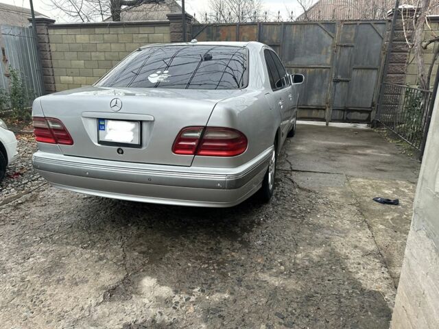 Серый Мерседес Е-Класс, объемом двигателя 2.8 л и пробегом 450 тыс. км за 3600 $, фото 3 на Automoto.ua