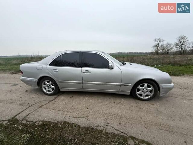 Серый Мерседес Е-Класс, объемом двигателя 2.2 л и пробегом 360 тыс. км за 3500 $, фото 2 на Automoto.ua