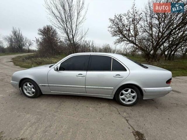 Серый Мерседес Е-Класс, объемом двигателя 2.2 л и пробегом 360 тыс. км за 3500 $, фото 4 на Automoto.ua