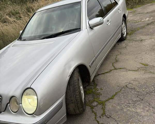 Мерседес Е-Класс 2001 в Владимирце на Automoto.ua Серый Мерседес Е-Класс, объемом двигателя 2.7 л и пробегом 352 тыс. км за 2800 $, фото 3 на Automoto.ua