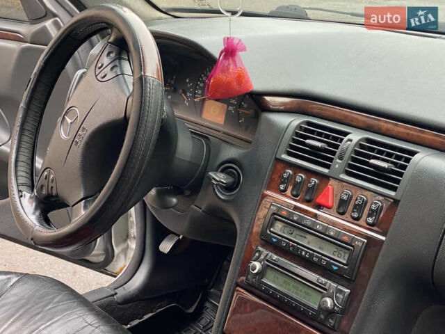 Серый Мерседес Е-Класс, объемом двигателя 3.2 л и пробегом 400 тыс. км за 2500 $, фото 17 на Automoto.ua