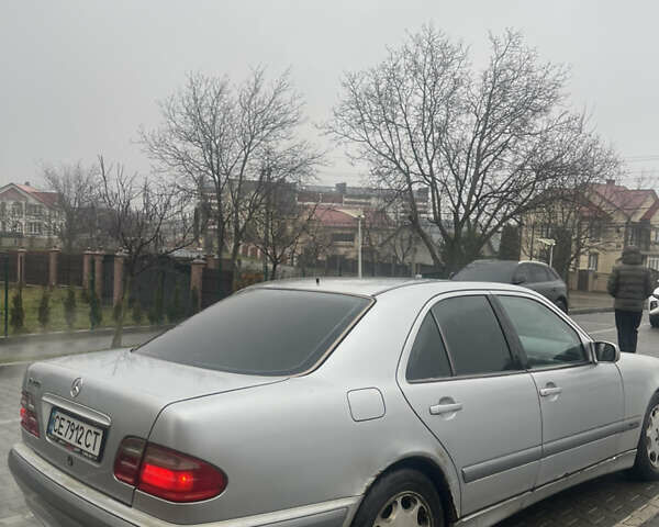 Серый Мерседес Е-Класс, объемом двигателя 2.6 л и пробегом 320 тыс. км за 1950 $, фото 4 на Automoto.ua