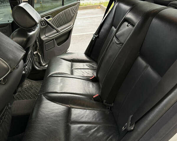 Серый Мерседес Е-Класс, объемом двигателя 4.3 л и пробегом 406 тыс. км за 4500 $, фото 12 на Automoto.ua