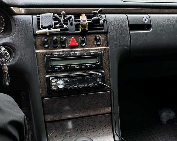 Мерседес Е-Класс 2001 в Виннице на Automoto.ua Серый Мерседес Е-Класс, объемом двигателя 2 л и пробегом 399 тыс. км за 4600 $, фото 13 на Automoto.ua