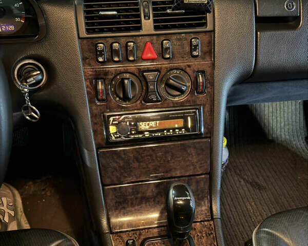 Серый Мерседес Е-Класс, объемом двигателя 3.2 л и пробегом 361 тыс. км за 5000 $, фото 31 на Automoto.ua