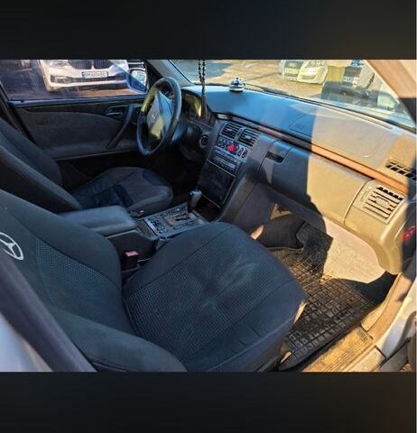 Серый Мерседес Е-Класс, объемом двигателя 4.2 л и пробегом 544 тыс. км за 3900 $, фото 9 на Automoto.ua