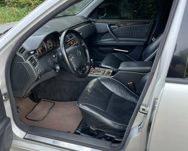 Мерседес Е-Класс 2001 в Сокале на Automoto.ua Серый Мерседес Е-Класс, объемом двигателя 2.7 л и пробегом 667 тыс. км за 5200 $, фото 2 на Automoto.ua