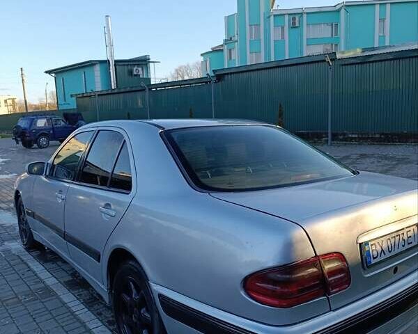 Серый Мерседес Е-Класс, объемом двигателя 2 л и пробегом 400 тыс. км за 3900 $, фото 1 на Automoto.ua