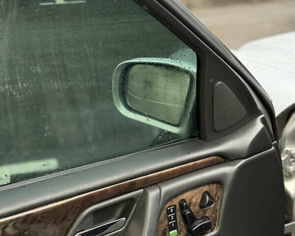 Серый Мерседес Е-Класс, объемом двигателя 4.3 л и пробегом 406 тыс. км за 4500 $, фото 7 на Automoto.ua