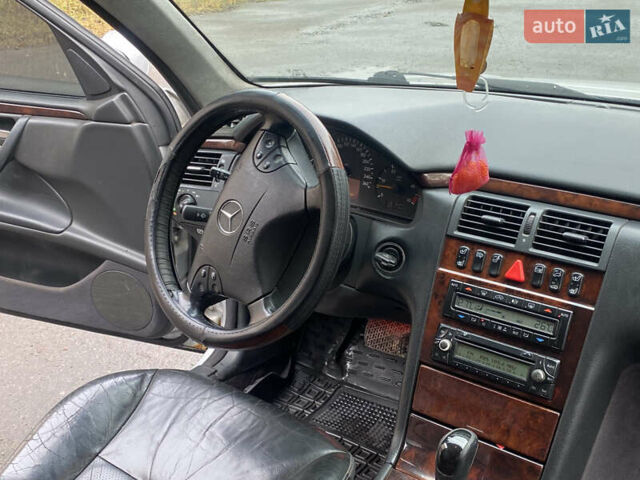 Серый Мерседес Е-Класс, объемом двигателя 3.2 л и пробегом 400 тыс. км за 2500 $, фото 18 на Automoto.ua