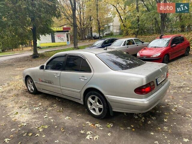 Сірий Мерседес Е-Клас, об'ємом двигуна 2 л та пробігом 350 тис. км за 4500 $, фото 2 на Automoto.ua