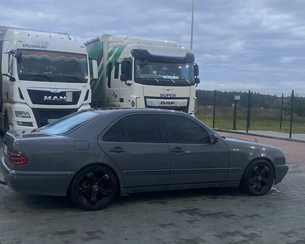 Сірий Мерседес Е-Клас, об'ємом двигуна 3.2 л та пробігом 380 тис. км за 4400 $, фото 9 на Automoto.ua